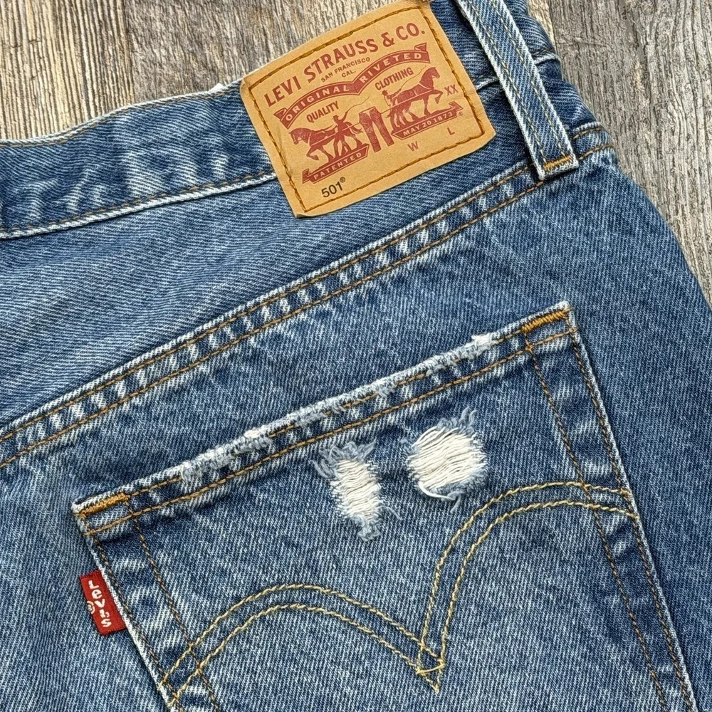 Levis 501 High Rise Jean Shorts Womens W31 Blue Denim Button Fly Distressed Hem